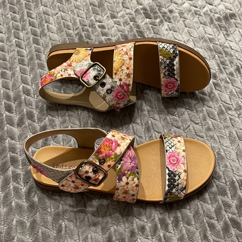Indigo Rd Pink, White & Gray Multi Color Floral Flat Sandals